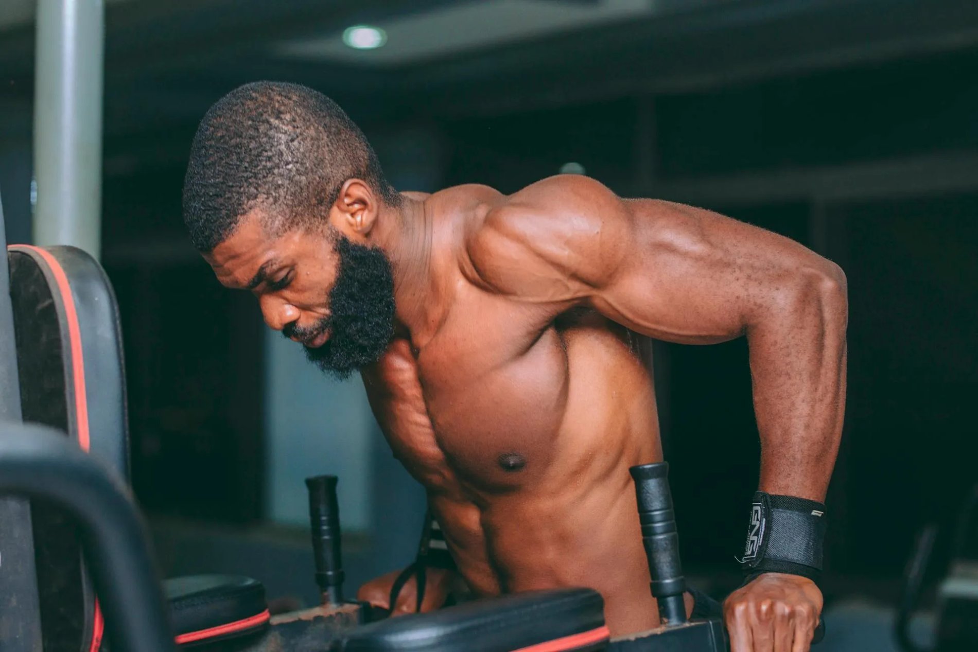 Man working out to keep body recomposition progress